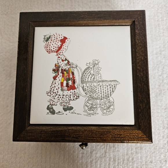 Vintage Holly Hobbie Tile Top Jewelry Trinket Box Red Felt Divided Insert - Picture 1 of 9